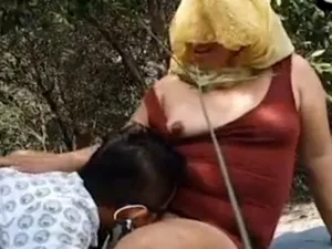 Cặp vợ anh xã dâm quay clip sex trong rừng