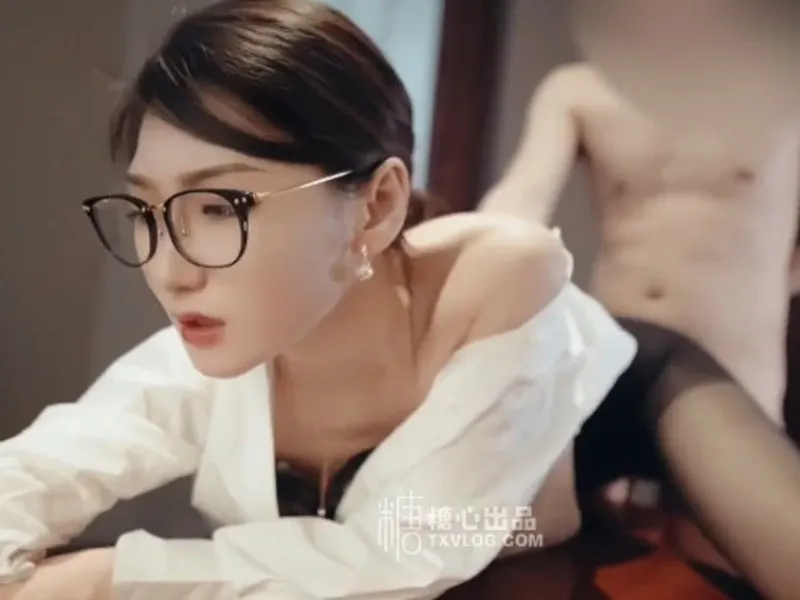 Vào phòng riêng được sếp nữ nứng liếm củ khoải cho