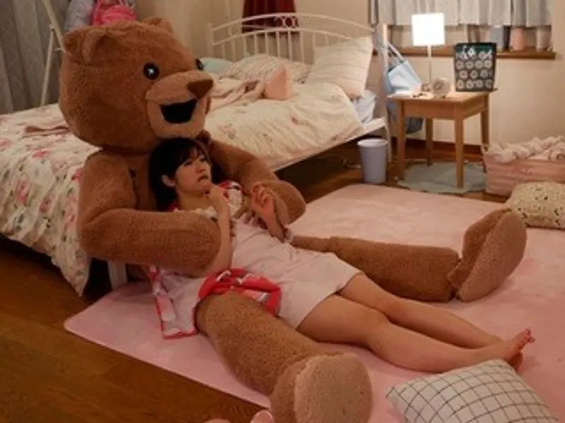 Chú bạn gái nhồi bông và em nữ sinh ngây thơ