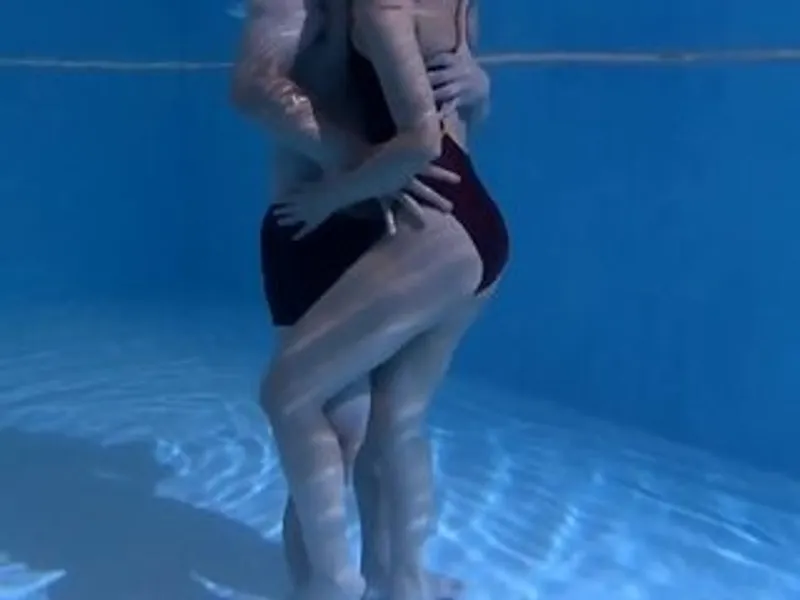 Chồng lạnh nhạt, vợ địt nhau với hlv dạy bơi