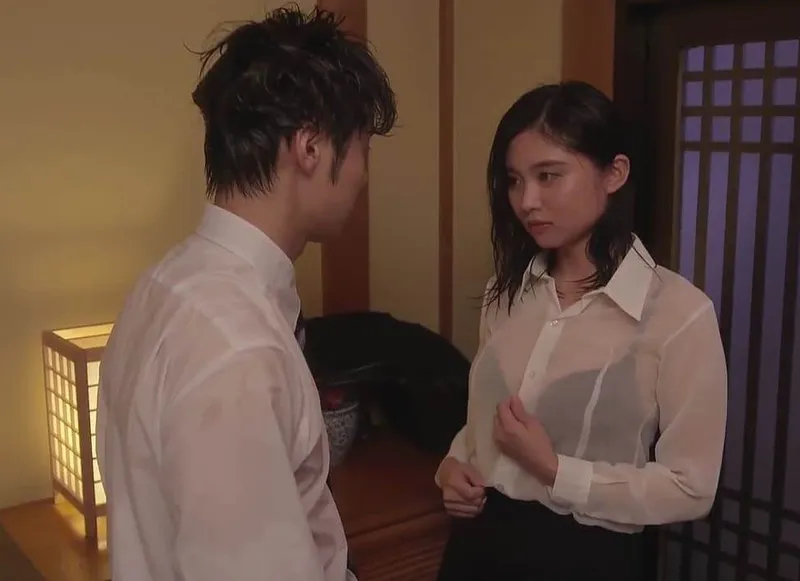 Lời thì thầm của em nhân viên với anh tiền bối đẹp trai: “chúng ta vào nhà trọ trú mưa thôi”