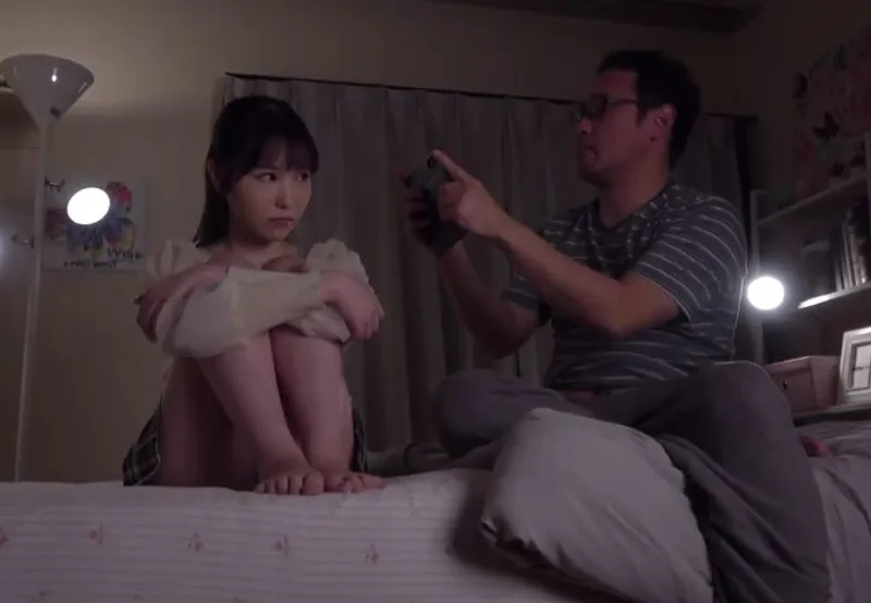 Mẹ tái hôn, bé xinh lận đận bị bố dượng đâm cả lỗ trên lẫn lỗ dưới