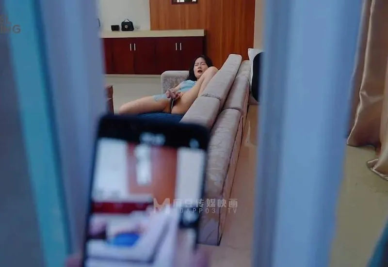 đột nhập đụ em nhà sát bên đang thủ dâm