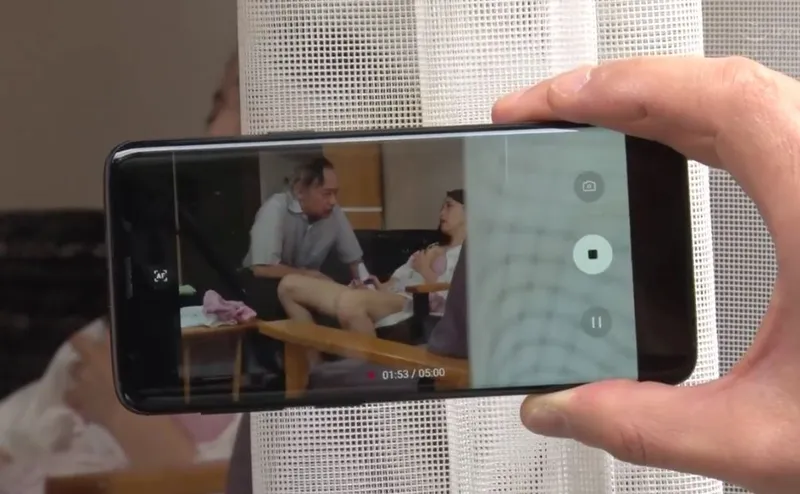 Con dâu gian díu với bố gã chồng bị gã cấp trên khu phố phát hiện